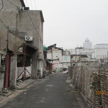 廃屋と瓦礫の路。