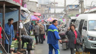 上海の十六舗・油車碼頭路は廃屋の瓦礫の中を進みます。