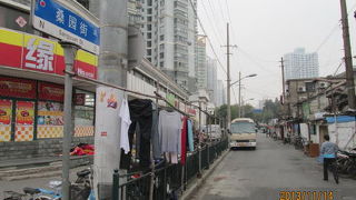 上海の十六舗・東江陰街は右側にマンションが建ち、左側に廃屋がある、境目の道です。