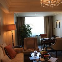 豪華なスイートルームのリビング