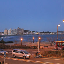 江ノ島から見た片瀬東浜海水浴場周辺の夜景