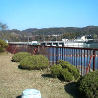 ロビーの外にある湖沿いの庭は空いててのんびりできました。