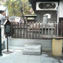 道後温泉の本館の陰にひっそり置かれてます。