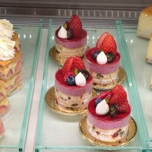 苺のミルフィーユ、ボワゼッティーヌ、チーズケーキ