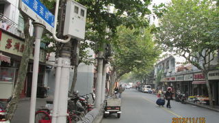 上海の下町・蓬莱路・２は歴史的な建造物も多く、旧県城内のメイン道路。