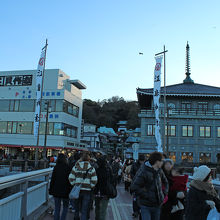 参道の脇、江ノ島大橋を渡ってすぐです