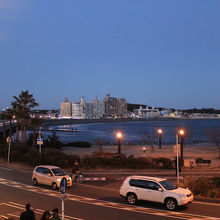 お店の中から見た片瀬海岸の夜景