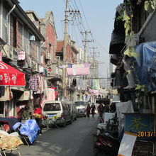 古い住宅、洗濯物、下町らしい風景です。