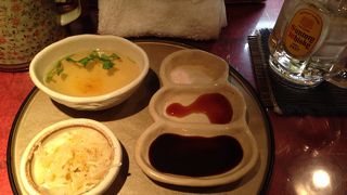 常連さん多し。串カツを出汁で頂ける面白串カツ屋。