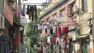 上海の下町・西倉橋街は高層ビルが建ぶ脇の古い木造家屋が建ち並ぶ路です。