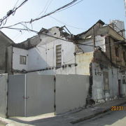 上海の下町・松雪街は解体撤去すべく破壊された住宅が並んでいます。