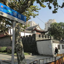 入り口に建つは大境閣。