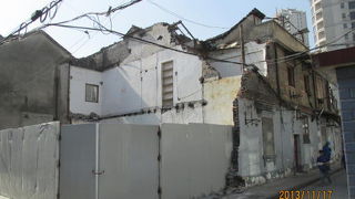 上海の下町・松雪街は解体撤去すべく破壊された住宅が並んでいます。