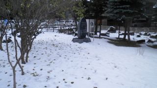 雪の中にたたずむ石碑