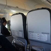 ボーイング757-300で座席は３−３でした。