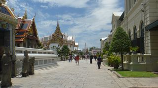 空の青さと建物の白さの対比が美しい