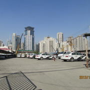 上海の下町・方浜中路の左側は再開発工事現場が露香園路まで続きます。