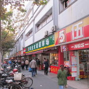 上海の下町・二手貨市場は中古品市場、特に携帯電話の中古品に人気があります。