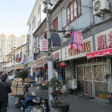 商店街が続く。