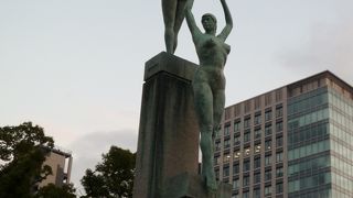 すごく高い台に乗っている像