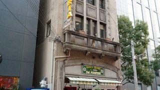 ビルの谷間にあるレトロな消防署ビル