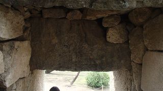 この穴門は、正規の通路から外れた位置の石垣に穴を作って、その場所が目に付かない様にしています。