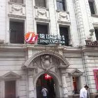 歩行者天国に面する