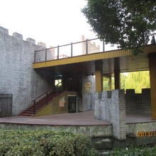 城壁上に物見台として再建されました。