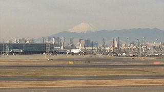 このラウンジからは、冬の綺麗な空気の時には、特に、白雪に覆われた、綺麗に富士山を見る事ができます。