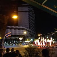 国王誕生日を祝うロータリーの電飾越しに見えるホテル外観