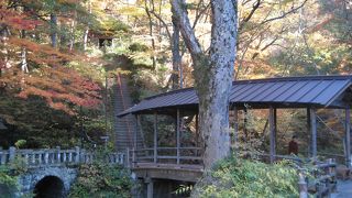 屋根付きの橋