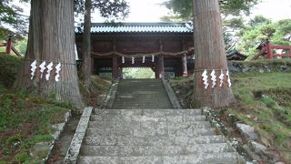 男体山の麓に鎮座されています