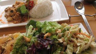 ランチはプチブュフェ