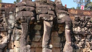 たくさんの象のレリーフ