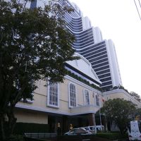 表玄関です。ツアーのバスなどもこちらから入ります。