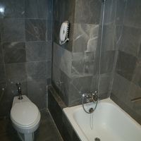 トイレにお尻洗浄機は付いていません。