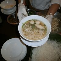 鶏ガラスープと米の麺で作る料理が美味しかったです。