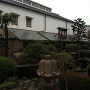 昔ながらの蔵や庭を見る事ができます。日本庭園を外国人のお客様に見せたいときにここに連れてくることをおすすめします。
