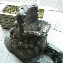 駅前近くの商店街にある「水飲み獅子像」です。