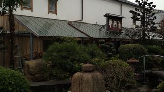 昔ながらの蔵や庭を見る事ができます。日本庭園を外国人のお客様に見せたいときにここに連れてくることをおすすめします。