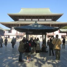 境内中央に♪聳える甍は…♪、大本堂です