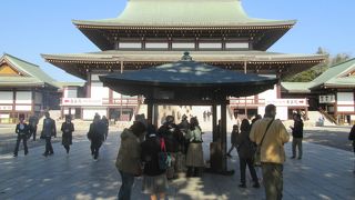 さすが成田山の中心、大きくて立派な建物です