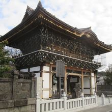 参道を歩いて行くと「総門」に到着します