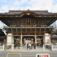 「総門」と呼ぶに相応しい大きさと風格があります