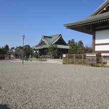 「大本堂」左奥にあります