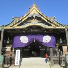 では正面から観覧されていただきます