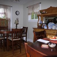 アンティークの家具に囲まれての朝食