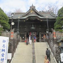 …階段上には「仁王門」があります