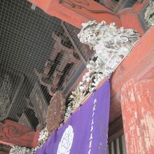 塗料こそ落剝していますが、蕎麦らしい彫刻です