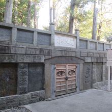 裏手には「奥之院」があります